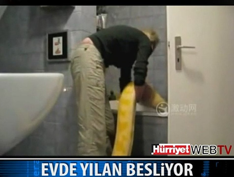 EVDE YILAN BESLİYOR