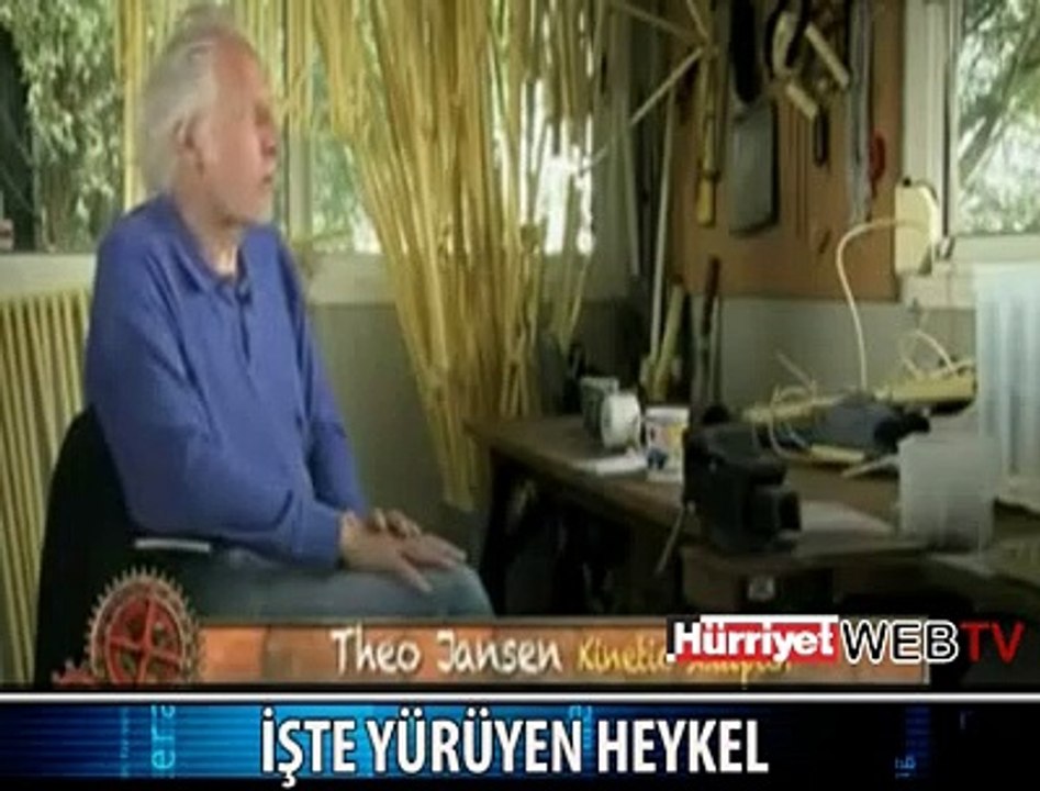 YÜRÜYEN HEYKEL