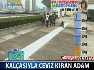 BU DA POPOSUYLA CEVİZ KIRAN ADAM