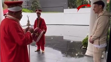 Futboluyla değil doğum günü kutlamasıyla gündemde! Mehter takımından Mesut Özil'e özel beste