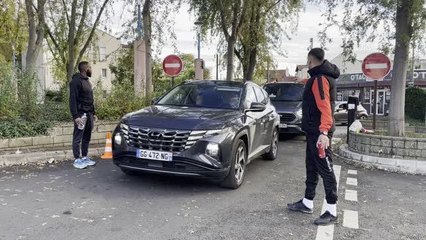 Fransa'da "banliyölü gençler" akaryakıt kuyruklarında saatler süren bekleyişi 20 dakikaya düşürdü