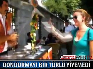 TURİST KADIN ŞAŞTI KALDI