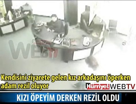 KIZI ÖPEYİM DERKEN YERE KAPAKLANDI