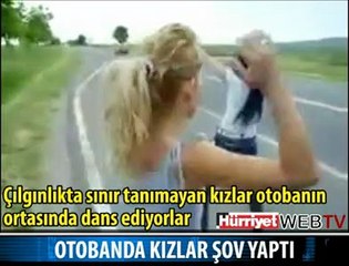 OTOBANDA KIZLAR ŞOV YAPTI