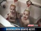 BEBEKLERİN BANYO KEYFİ