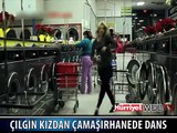 ÇAMAŞIRHANEKİ ÇILGIN KIZIN DANSI