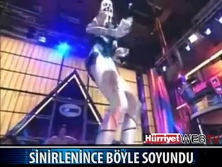 SİNİRLENİNCE BÖYLE SOYUNDU