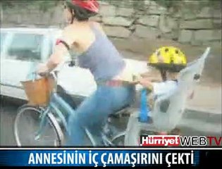 ANNESİNİN İÇ ÇAMAŞIRINI ÇEKTİ