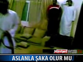 ARAP GENÇLERİNİN ASLANLA ŞAKASI