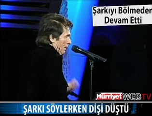 ŞARKI SÖYLERKEN DİŞİ DÜŞTÜ