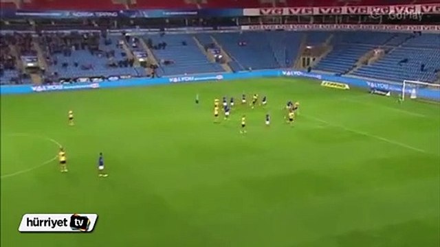 Kaleci orta sahadan gol attı