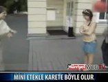 MİNİ ETEKLE KARATE YAPAN KADIN