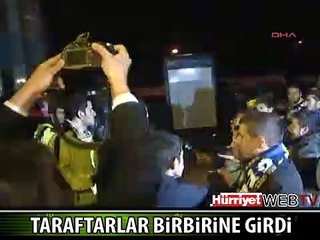 FENERBAHÇELİ TARAFTARLAR BİRBİRİNE GİRDİ