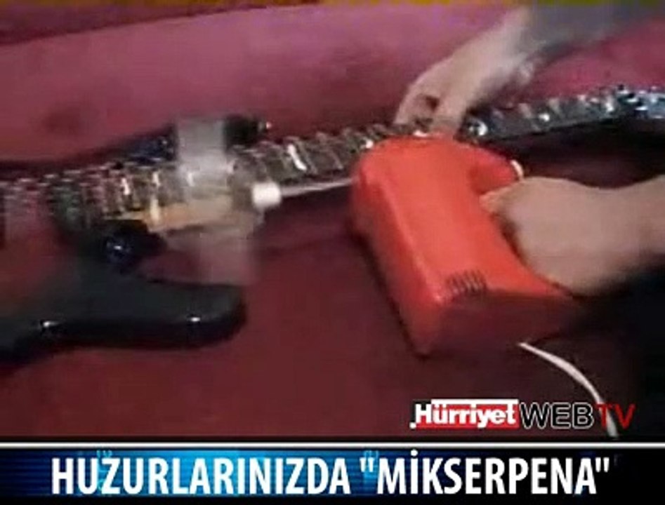 MİKSERLE GİTAR ÇALIYOR