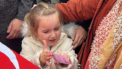 Yürekleri dağlayan anlar...  Babasının fotoğrafını böyle gösterdi