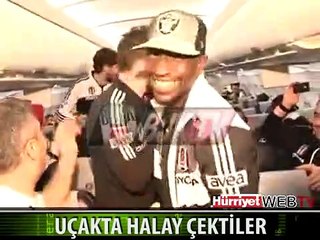 BEŞİKTAŞLI OYUNCULAR UÇAKTA BÖYLE HALAY ÇEKTİLER
