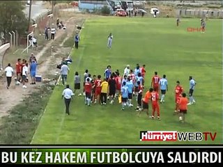 BU DEFA HAKEM FUTBOLCUYU DÖVDÜ