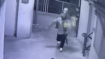 อุกอาจ ควงอาวุธสงคราม ปล้นพ่อค้ากัญชา (คลิป คนร้ายอีกกลุ่มบุกเข้าชาร์จ)