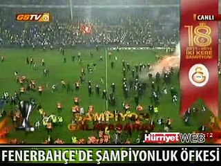 FENERBAHÇELİ TARAFTARLAR SAHAYA İNDİ