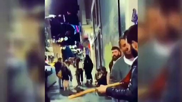 Erkan Kolçak Köstendil sokak müzisyenlerine eşlik etti