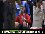 KENDİSİNE KIRMIZI KART GÖSTEREN HAKEMİ DÖVDÜ