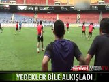 HERKES ONU AYAKTA ALKIŞLADI