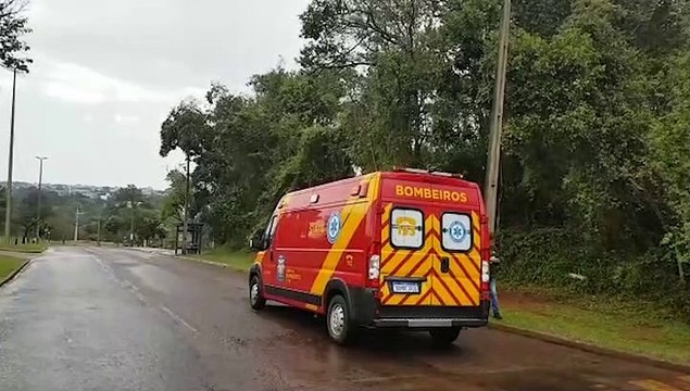 Homem fica ferido ao cair de bicicleta Avenida Rocha Pombo, perto do Lago Municipal