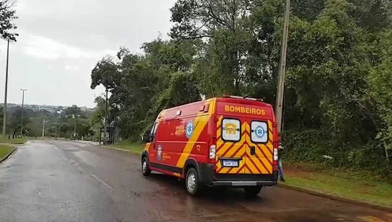 Homem fica ferido ao cair de bicicleta Avenida Rocha Pombo, perto do Lago Municipal