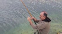 Amatör balıkçı olta ile 1,5 metre uzunluğunda turna balığı tuttu