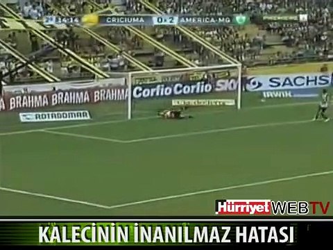 KALECİ TUTTUĞU TOPU KENDİ KALESİNE ATTI