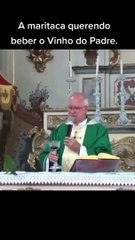 Maritaca interrompe uma missa e tenta beber o vinho do padre