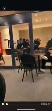 Kafede ortalık karıştı: Bacak bacak üstüne atıp kavgayı izleyen adam gündem oldu