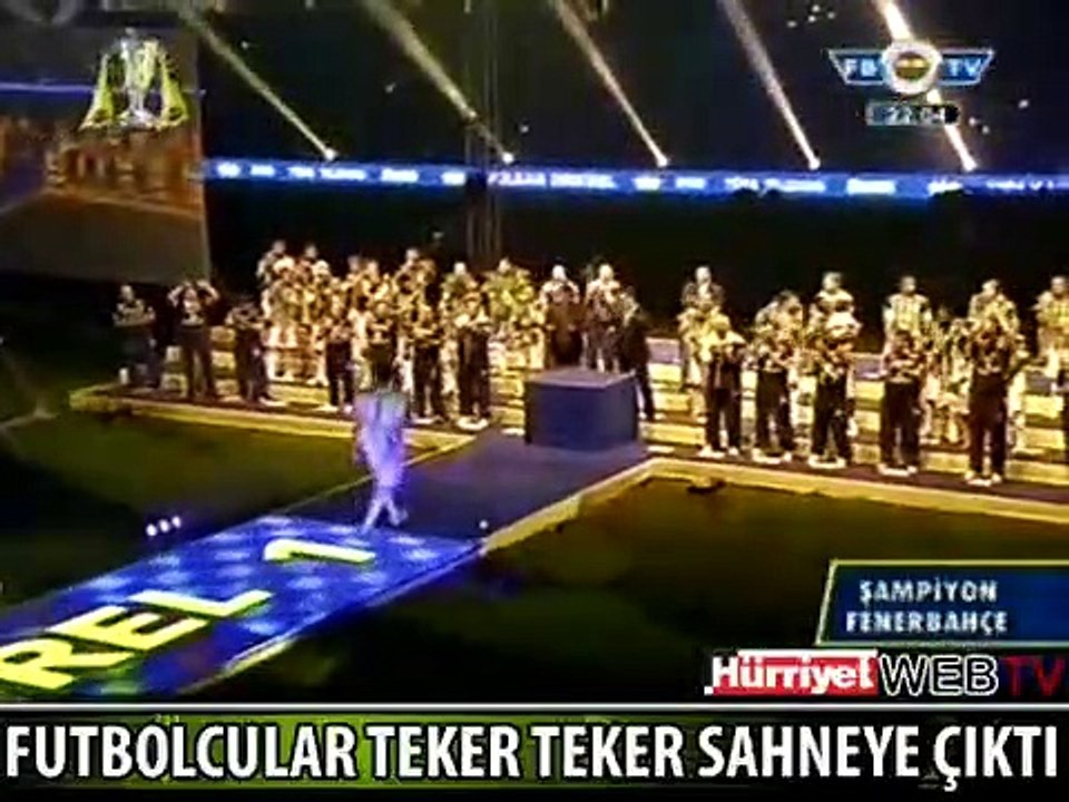 FUTBOLCULAR TEKER TEKER SAHNEYE ÇIKTI