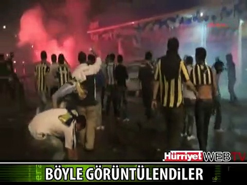 İŞTE POLİS OTOLARINI DEVİREN HOLİGANLAR