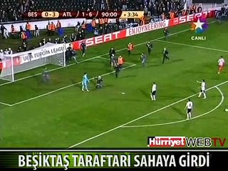 BEŞİKTAŞ TARAFTARI SAHAYA GİRDİ