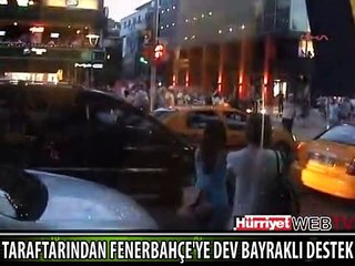 FENERBAHÇELİLER'DEN DEV BAYRAKLI DESTEK