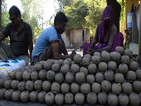 festival of lights: दीपोत्सव पर बनने लगे मिट्टी के अनार-video