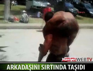 ARKADAŞINI SIRTINDA TAŞIDI
