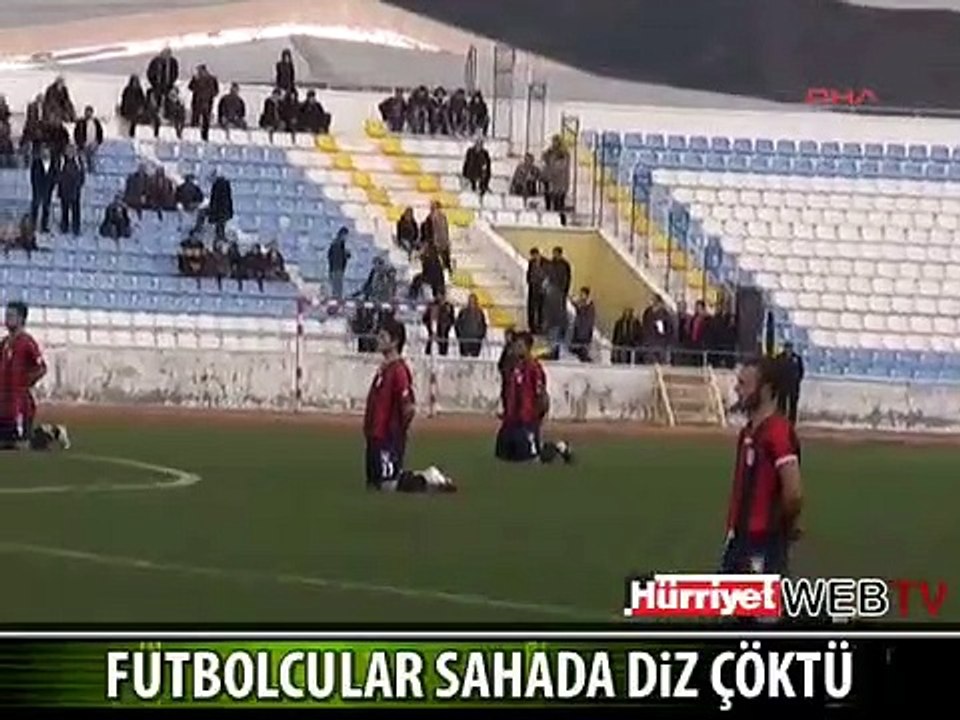 FUTBOLCULAR SAHADA DİZ ÇÖKTÜ