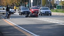 Incidente oggi a Bologna, scontro auto-moto in via Mattei