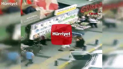 Otomobilini iş yerinin önüne park etmek isteyen kadını darp etti