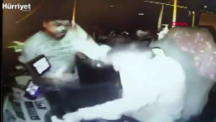 Maskesiz 2 kişi kendilerini uyaran otobüs şoförünü darbetti, o anlar kamerada