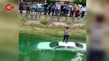 Otomobil kanala uçtu, sürücü halatla kurtarıldı