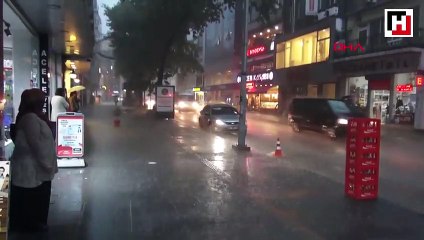 Zonguldak'ta aniden bastıran sağanak yağmurda araçlar yolda kaldı