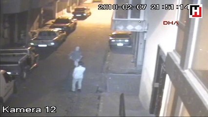 Kapkaç anı güvenlik kamerasına yansıdı