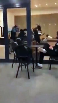 Starbucks'ta müşteriler birbirine girdi: Bacak bacak üstüne atıp izledi