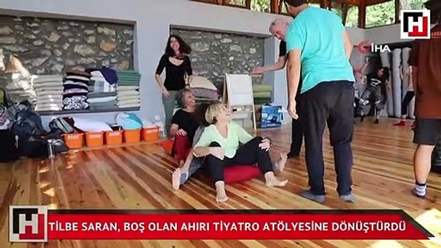Tilbe Saran, boş olan ahırı tiyatro atölyesine dönüştürdü