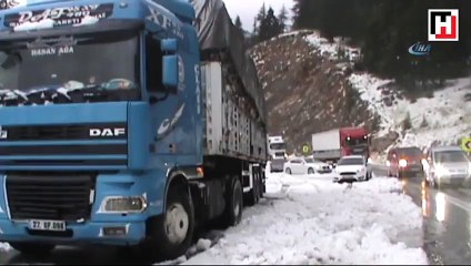 Mayıs ayında şortla araçlarını kardan kurtardılar