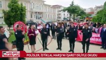 Polisler, İstiklal Marşı’nı işaret diliyle okudu