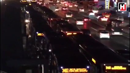 Yolcuların dolu metrobüs isyanı, seferler bir süre yapılamadı
